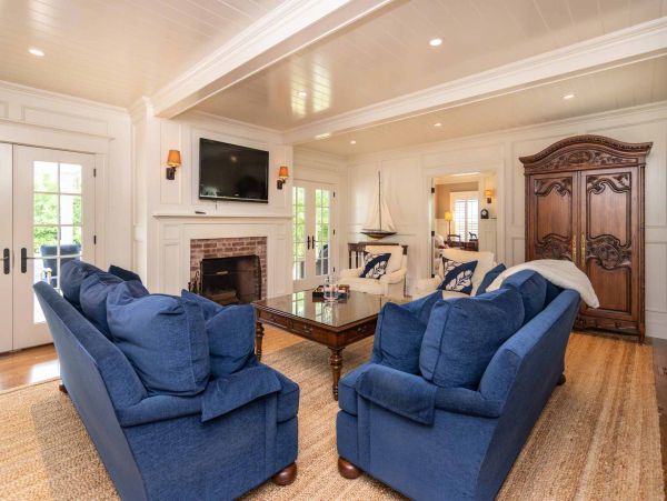 Cape Cod Home 994452