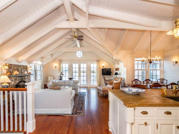 Cape Cod Home 994453