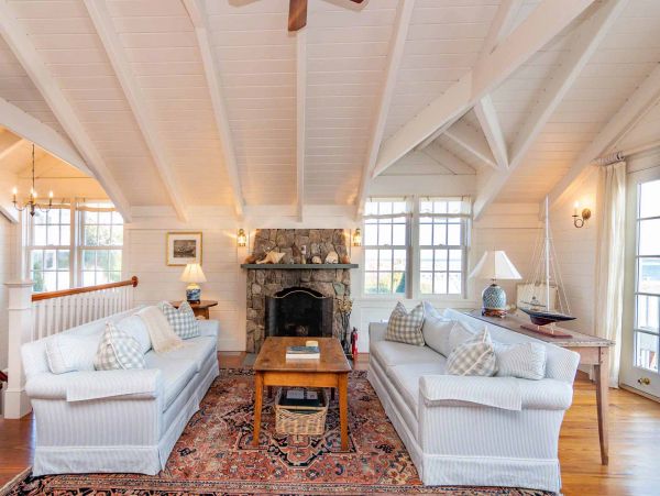 Cape Cod Home 994453