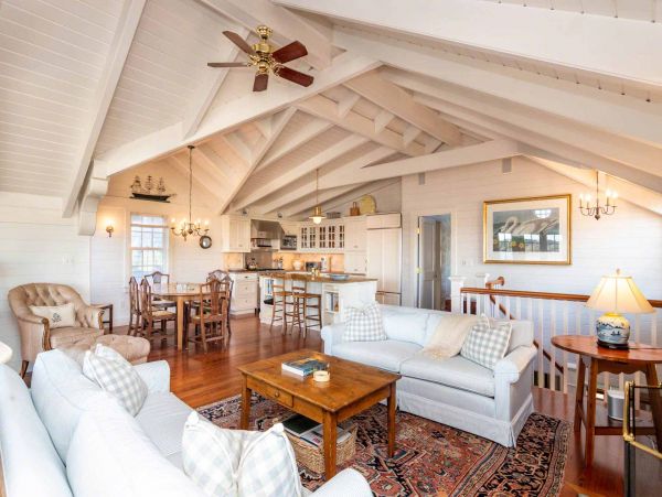 Cape Cod Home 994453