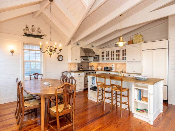 Cape Cod Home 994453