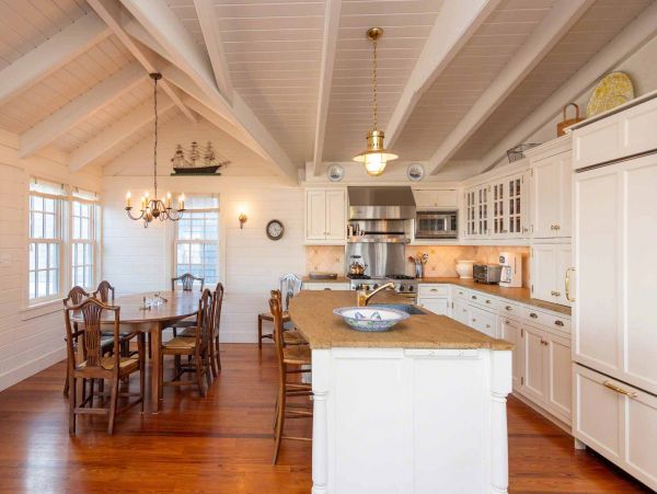 Cape Cod Home 994453