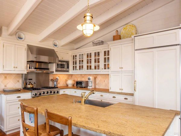 Cape Cod Home 994453
