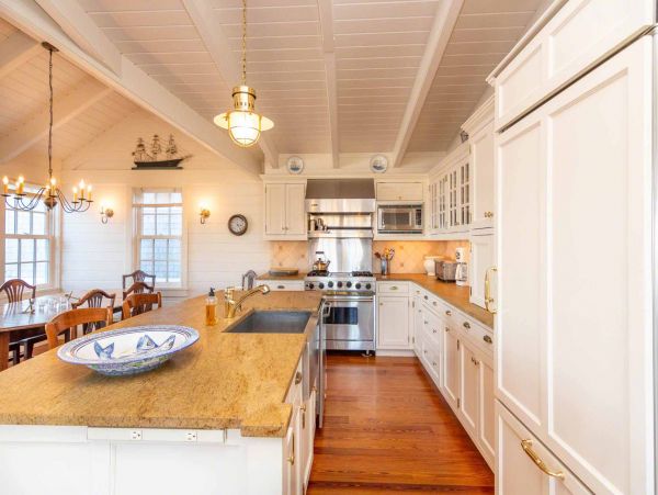 Cape Cod Home 994453