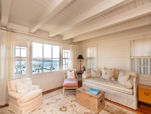 Cape Cod Home 994453