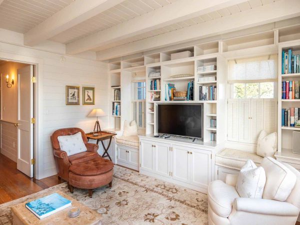 Cape Cod Home 994453