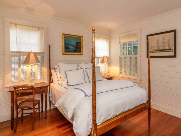 Cape Cod Home 994453