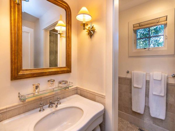 Cape Cod Home 994453
