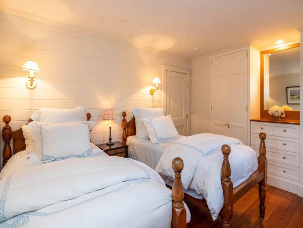 Cape Cod Home 994453