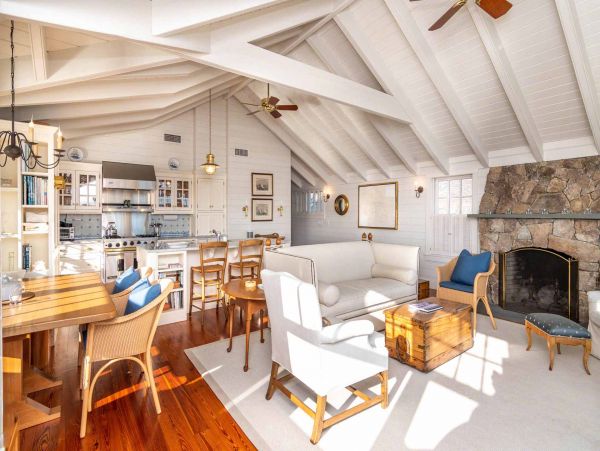 Cape Cod Home 994454