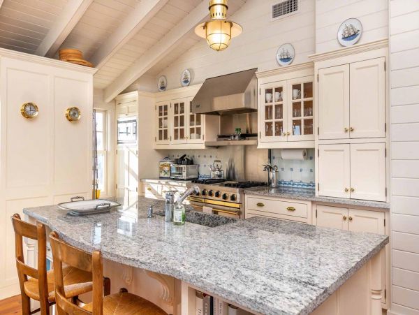 Cape Cod Home 994454