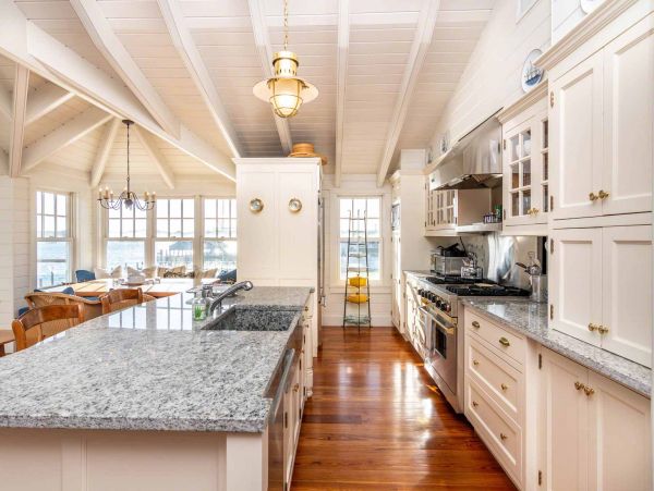 Cape Cod Home 994454