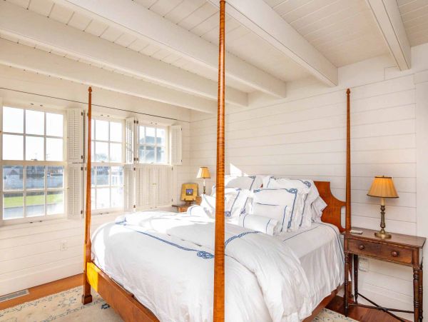 Cape Cod Home 994454