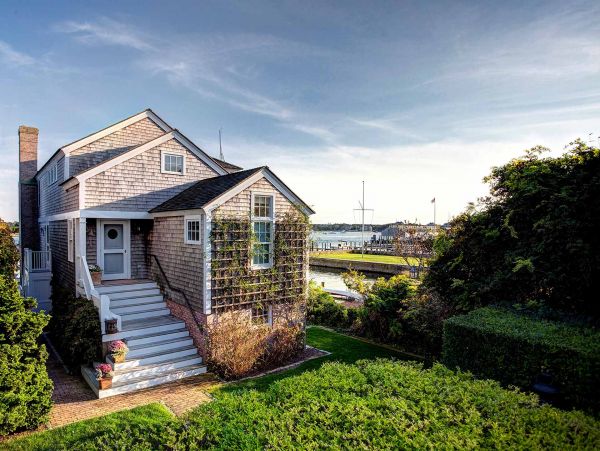 Cape Cod Home 994454