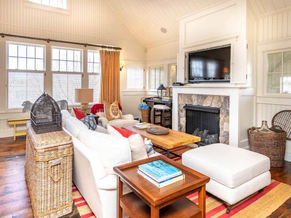 Cape Cod Home 994456