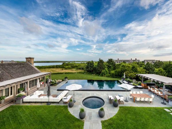 Cape Cod Home 994457