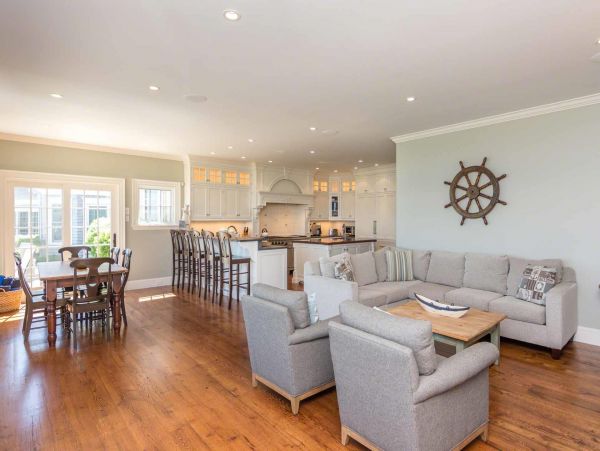 Cape Cod Home 994458