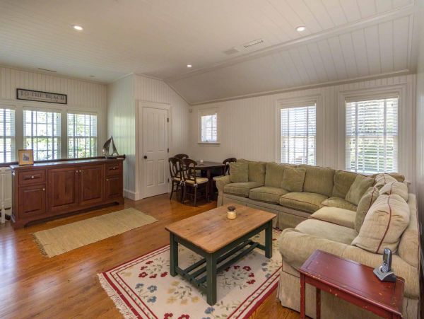 Cape Cod Home 994458