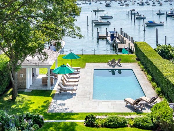 Cape Cod Home 994459