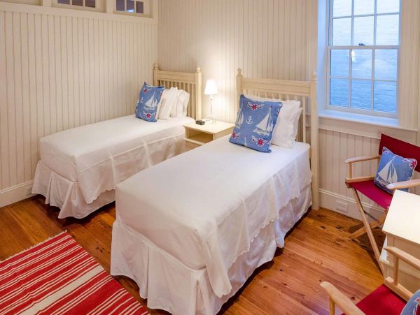 Cape Cod Home 994459