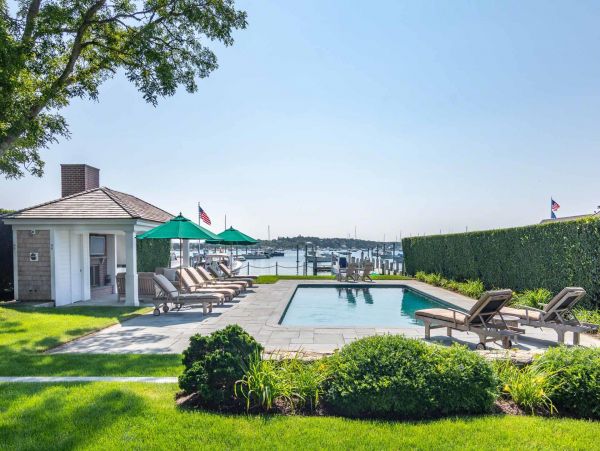Cape Cod Home 994459