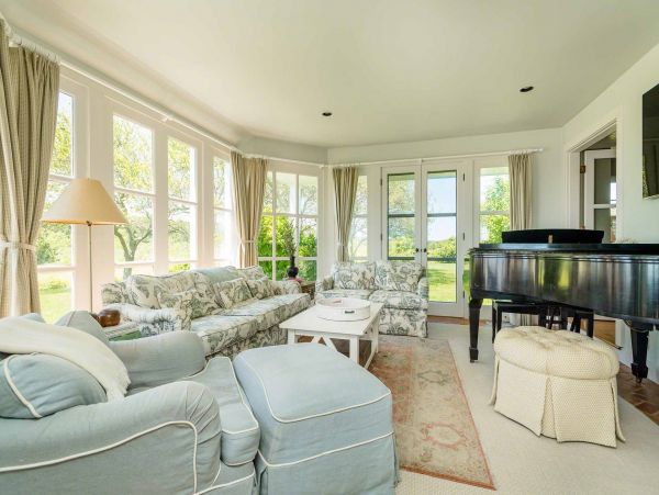 Cape Cod Home 994460