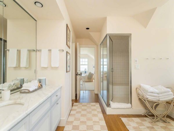 Cape Cod Home 994460
