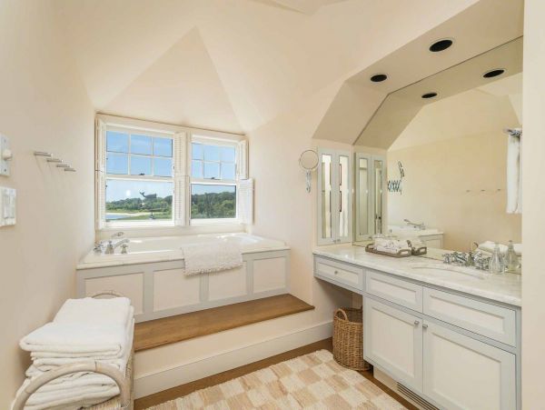 Cape Cod Home 994460