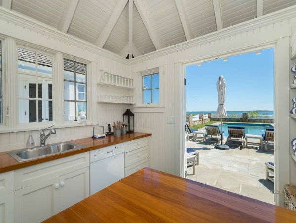 Cape Cod Home 994460