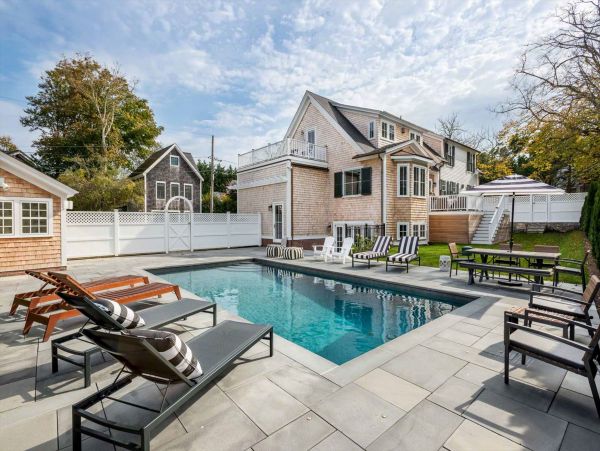 Cape Cod Home 994465