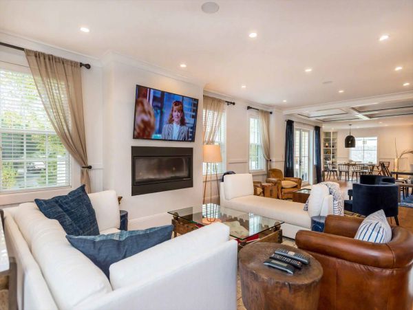 Cape Cod Home 994465