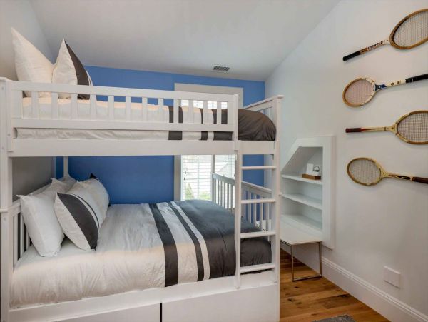 Cape Cod Home 994465