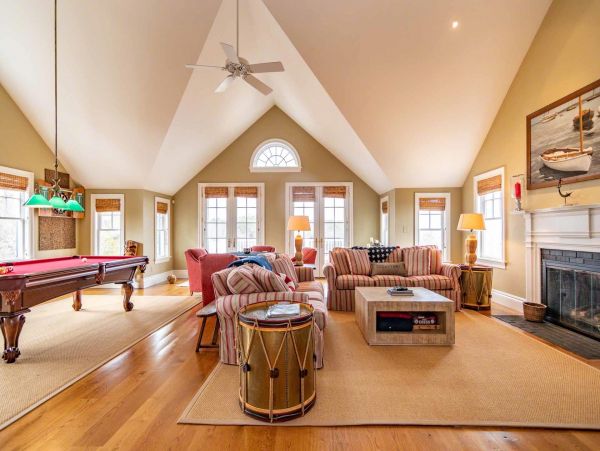 Cape Cod Home 994467