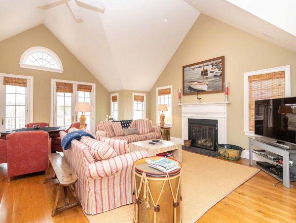 Cape Cod Home 994467