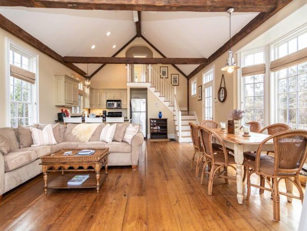 Cape Cod Home 994467