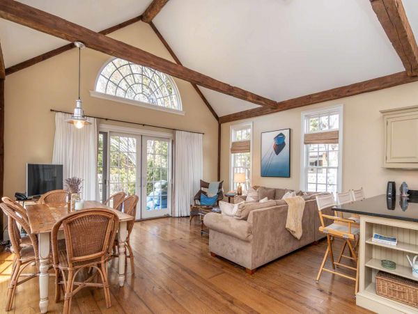 Cape Cod Home 994467