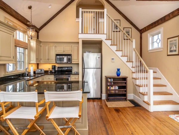 Cape Cod Home 994467
