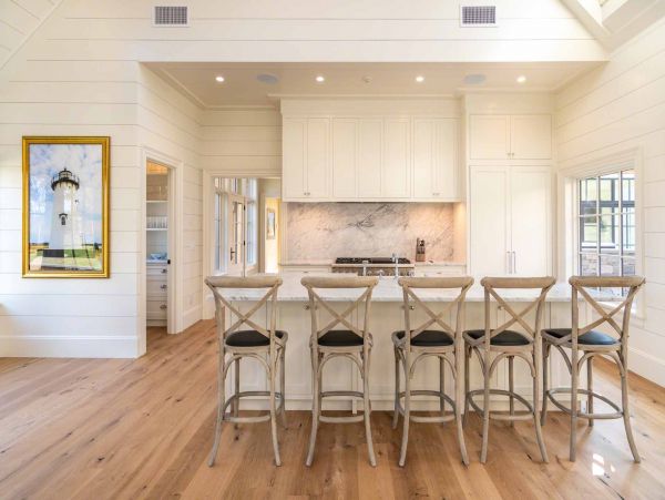 Cape Cod Home 994469