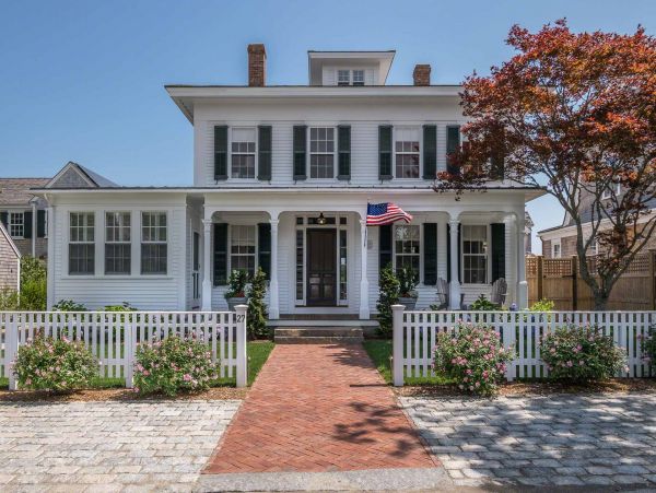 Cape Cod Home 994470