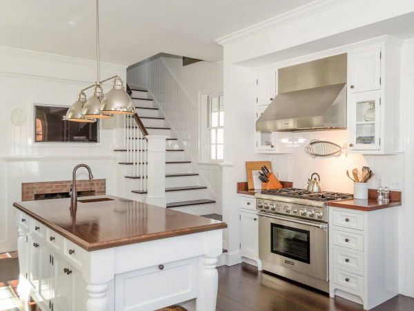 Cape Cod Home 994470