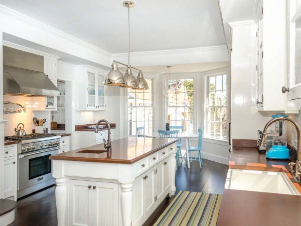 Cape Cod Home 994470