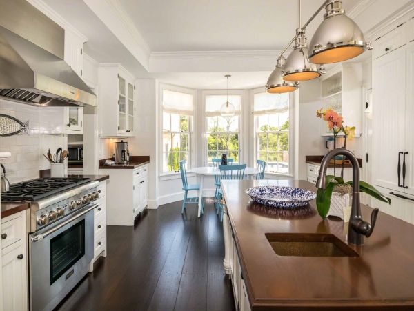 Cape Cod Home 994470