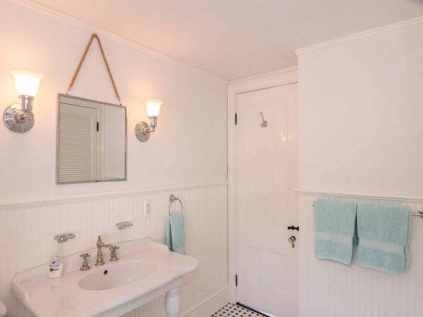 Cape Cod Home 994470