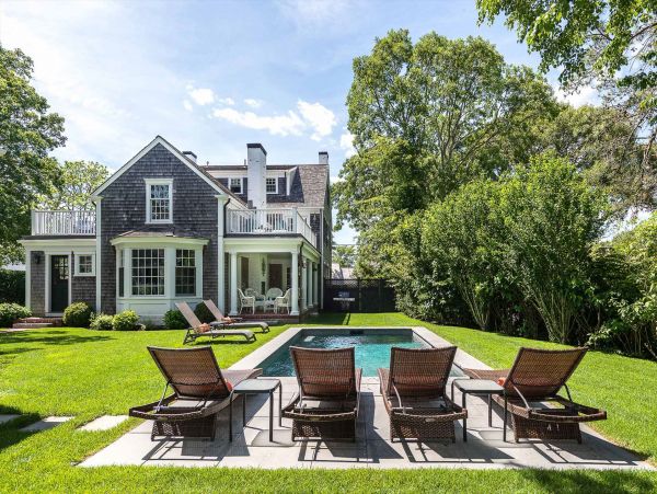 Cape Cod Home 994471