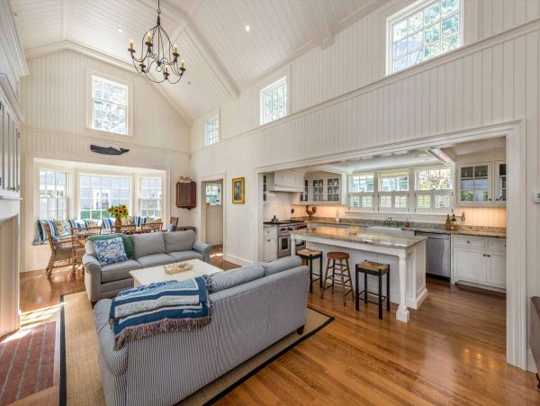 Cape Cod Home 994471