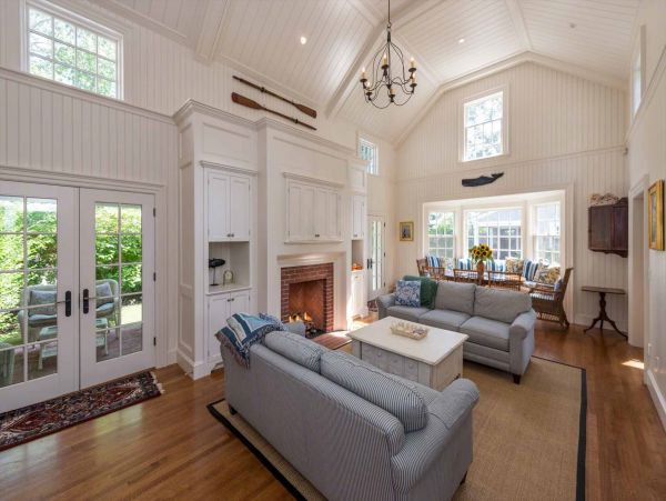 Cape Cod Home 994471