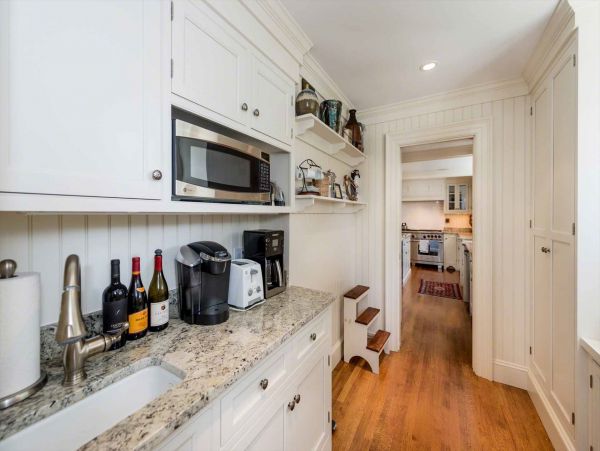 Cape Cod Home 994471