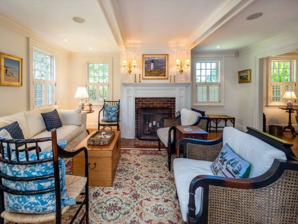 Cape Cod Home 994471