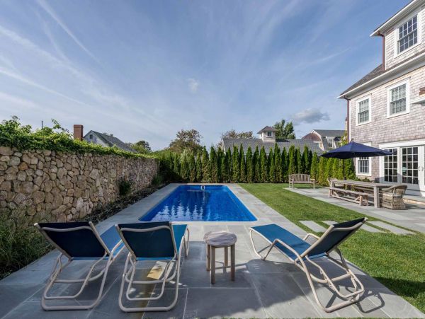 Cape Cod Home 994475