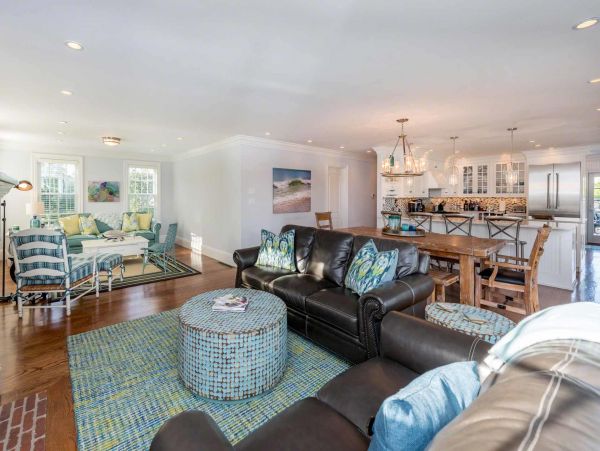 Cape Cod Home 994475